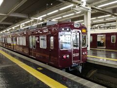 大阪梅田駅に到着。乗ってきた電車は5000系みたいです。
空港から梅田に行くなら阪急電車がリーズナブルで便利ですね。