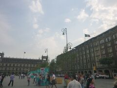 正方形の中央広場は240㎡の広さで、世界最大級
メキシコの政治的・宗教的な中心地でもあります