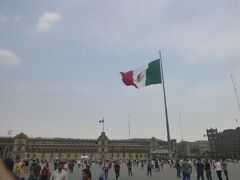 世界遺産にも登録されている「ソカロ（Zocalo）
国立宮殿など歴史的建造物が立ち並ぶ様子は圧巻
