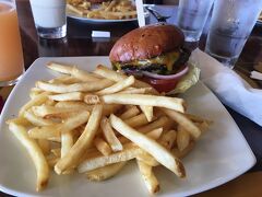 ハンバーガーも肉肉しくておいしい、、！！
今回はお仕事ハワイだから、食事もほとんどホテルのレストラン。
贅沢すぎて体重も比例して増えていった記憶、、、泣