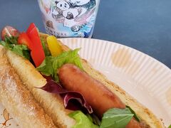 空港について、そうしたら、急になんだかおなかがすいてきて、なので、空港のレストランでランチ食べます。

空港にある唯一のレストランも実はアドベンチャーワールドの経営で、なので、やっぱりパンダラブ。

お値段は空港価格だけど、とてもおいしい。

※ランチ　1,000円くらい