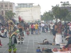 メトロポリタン大聖堂の直ぐ横の広場に
沢山のアステカ風民族衣装の人達がいて