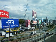 この巨大な看板を見ると、
福岡空港に来たぞって感じがする。