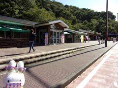 首都高から横浜横須賀道路へ入り、横須賀方面へ車を走らせるとパーキングエリアを発見！
横須賀パーキングエリアへいったん入りましょう。