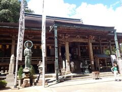 お隣の那智山青岸渡寺へ。
如意輪観音様をお祀りするお寺です。
ここにお寺？
御由緒は印度天竺の僧裸計上人が那智の大滝で修行して
観音菩薩を感得して草庵を作ったのが始まり。
もともとは那智の滝を中心とした神仏習合の修験地であったものを
明治になって分離したという流れ。
こういう風景は日本各地で見られますよね～。
