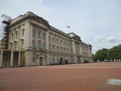 ウィタードで紅茶を買ったりしつつ、バッキンガム宮殿に到着です。