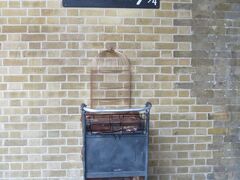 お目当てのハリーポッター 9と3/4番線です！
少し並んで、お馴染みの写真撮影をしました。
マフラーと杖を貸してもらえて、写真を撮ってくれるお兄さんと、マフラーをふわっとさせてくれるお姉さんがいました。
楽しい！