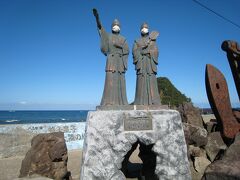 この由良浜には伝説がありまして、出羽三山の御開祖・蜂子皇子（はちこのおうじ・第３２代崇竣天皇皇子）がこの浜にさしかかった時に　舞を舞っている八人の乙女らに手招きされ、上陸し、出羽三山開山の第一歩を印されたという・・・
　左側：美凰姫
　右側：恵姫