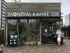 ぐるっと一周して、休憩の場所に選んだのはこちら、『MONDIAL KAFFEE 328 TUGBOAT』です。

北堀江を中心に展開する、コーヒー・スイーツ・パンが楽しめるカフェのようです。