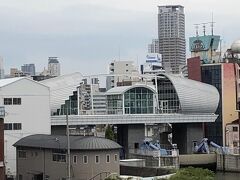 道頓堀川水門です。
水門のはたらきは、色々ありますが「水の都　大阪」には沢山の水門があるようです。
水門の役割
(1) 浸水被害の防止：大雨や高潮により水位が上昇する時に水門を閉め、被害を防止しています。
(2) 水位制御：道頓堀川は潮の干満によって水位が変動する川で、水門により水位をほぼ一定に制御しています。
(3) 閘門機能：水門の前後で水面高さが異なる時に、水門内で水位調整を行い、船舶を航行させています。
(4)河川浄化：大阪湾の潮の干満に合わせた水門操作により、寝屋川の汚れた水の流入を防ぎ、大川(旧淀川)のきれいな水を導入することで、河川浄化の役割を担っています。

大阪ドームに近いので、外観はドームの質感に合わせた、特徴的な近未来的なデザインになっているようです。