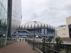それでは、試合開始も近づいてきたので、大阪ドームに向かいます。

いつもとは違うルートで行くと、別の場所に来たような感じがしますね。