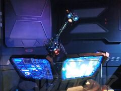 【Star Tours The Adventures Continue/TL 】(待ち時間：10分程度)
 
スターウォーズの世界を3D映像で体感するライド。
(スクリーンと座席が連動するタイプ)
 
そろそろ隣のテーマパークへ行こうと思っていたのですが、ふと通りかかったTomorrowlandがあまり混雑していなかったので、乗ってみました。
ストーリーは乗る度に違うらしいので、スターウォーズ好きにはたまらないかも