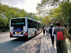 バスで1時間ほどかかって霊隠寺のバス停に到着です。東京の通勤電車並みに混んでました。ずっと立ってました。
