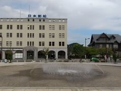 10:50 駅を出て、町へ。
左側は旧日本郵船門司支店、1927年（昭和2年）築。