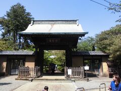 回り込んで駅名の由来になった豪徳寺に到着です。こちらは正門の山門です。