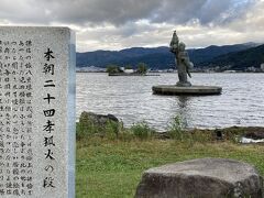 諏訪湖の中に女性の像がありました。上杉謙信の娘、八重垣姫とのことです。
