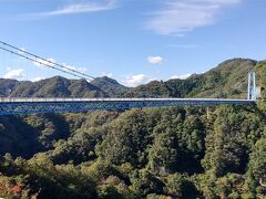 竜神峡は茨城県の奥久慈県立自然公園に位置します。
竜神峡にひろがるV字形の美しい渓谷の中を流れる竜神川をせき止めた竜神ダムの上に竜神大吊橋はかけられました。橋の長さは375mあり、歩行者専用の橋としては日本最大級の長さを誇ります。三島スカイウォークに抜かれました（400m）。
バンジージャンプもあります。100m。2位です。1位は岐阜バンジー215mです。
私4000mからスカイダイビングしたことあります。楽しかった～