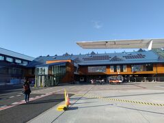 タリンの空港に到着です。沖止めでしたがターミナルまではバスではなく徒歩です。