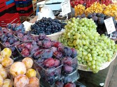 タリン駅に隣接して観光客向けの市場とレストランがはいる建物がありました。バルティ・ヤーマ市場と言うらしい。新鮮なフルーツが日本に比べると格安で売られていてブルーベリーを購入しホテルへ持ち帰りました。