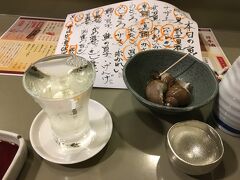 チェックイン後、歩いて本日予約した居酒屋『舞子』さんへ。

オープン時間の18時前に店に着くとすでに何組か待っていました。

1人3000円でおまかせコースをお願いしました。

付け出しのバイの煮つけ。いきなり富山県民熱愛の食べ物。