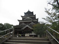 中には入りませんでしたが天守閣です。
原爆投下で倒壊した為1958年に再建された物だそうです。
広島城の写真も撮ったので広島駅方面へ歩き進みます。