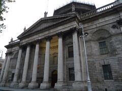 歩いていると写真のフォー・コーツが見えてきた。アイルランド共和国における最高裁判所で、１７９６年から１８０２年にかけて建築された。設計を行ったのはダブリンの税関と同じジェームズ・ギャンドン。１９１６年のイースター蜂起で民族主義者ネッド・ダリーの率いる部隊により占領された。イギリス軍の砲撃でも建物は無事だった。
