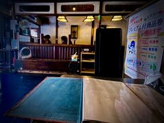 【成田山表参道：うなぎの菊屋】

でも、その横にある菊屋は、ガラガラ....え”...どうしてぇえ？

