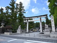 ●多賀大社

駐車場から徒歩５分ほどで、石造りの大きな鳥居の前へ。
「多賀大社」は古くより「お多賀さん」の名で親しまれてきた神社で、鎌倉時代から江戸時代にかけて武家や民衆にも信仰が広まり、現在でも滋賀県第一の大社とされています。