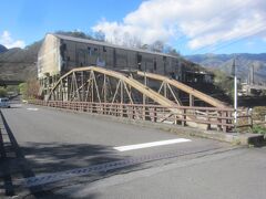 古河橋は明治24年に開通した全長48.5mのアーチ橋
鉄道道路併用橋して日本初となる実用化された単線の電気鉄道が施設されていたのが向こう側のアーチがある部分ですが､現在は橋の入口に柵が設けられていて渡れません
橋の向こうに見えるのが本山精錬所跡です