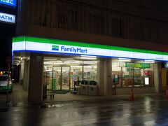 最寄りのコンビニは西里大通りにあるファミリーマート。ホテルから徒歩2分。西里大通り周辺には飲み屋さんが多数あるので、お酒が好きな人はホテルまで歩いて帰って来られて便利だと思います。