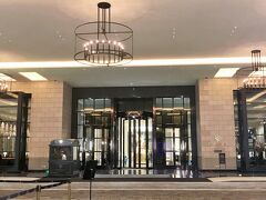 【Paradise Hotel&Resort】エントランス

空港より無料シャトルバスでやって参りました。
スーツケース等の大きな荷物でも床下トランクルームへの
預かりサービスがないので自席持ち込みとなります。
（意外と大変＾＾；）