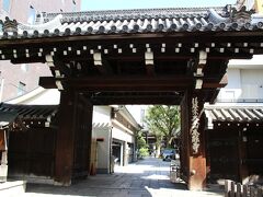 少々道に迷いましたが、無事１時半頃～本能寺に着きました。
旅行記の表紙も、この(寺町通の門前)あたりで撮りました・・
「総門」と言い、国の登録有形文化財に指定されています。