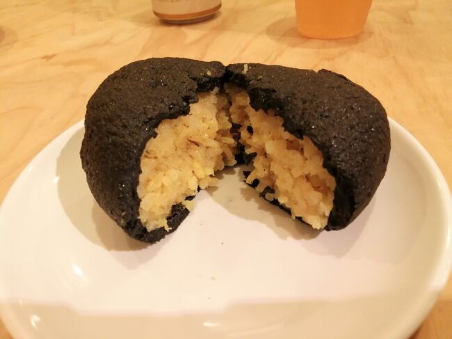 「ブラックじゅーしー」270円。<br />じゅーしーがイカスミかまぼこで包まれています。高いわりにはフツー。<br />https://4travel.jp/dm_shisetsu_tips/14424778