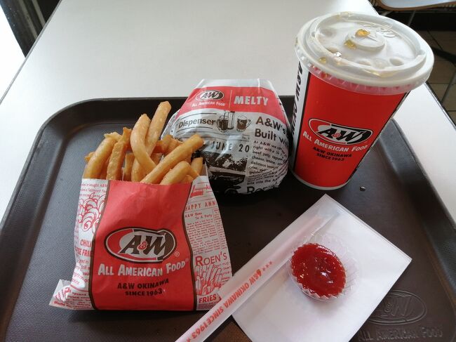 「メルティコンボ」850円。<br />ルートビアも人生初でした。おかわりOKなんで無理して2杯飲んじゃいました。うまいですがたまにでいいかな。<br />https://4travel.jp/dm_shisetsu_tips/14439796