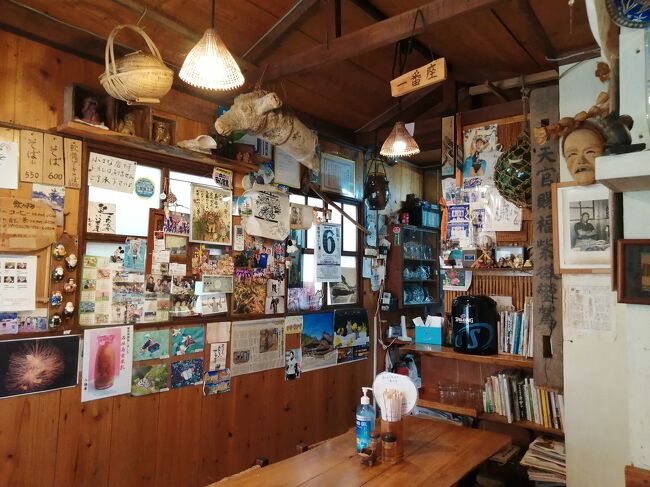 狭いながらも味わい深い店内。