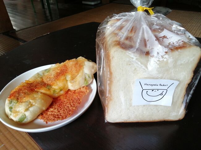 「北海道生クリーム食パンの4枚切り」320円、「枝豆チーズパン」190円。<br />https://4travel.jp/dm_shisetsu_tips/14455089