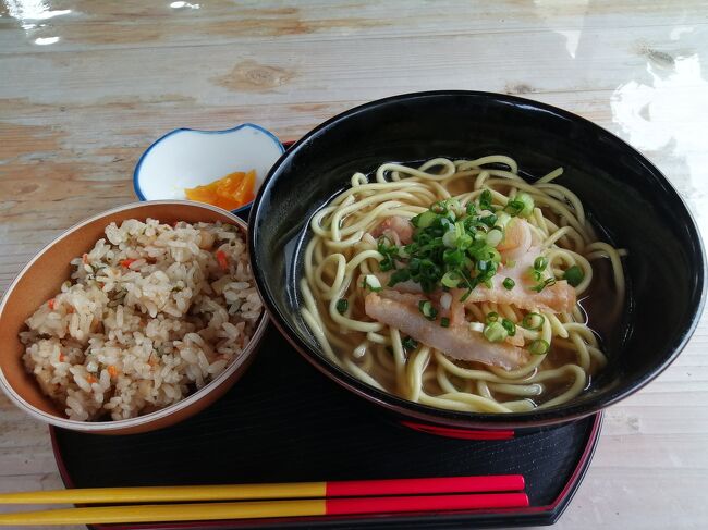 「八重山そば」500円、と「ピパーズジューシー」150円。<br />この店構えで500円は安いですが、かまぼこばかりで肉が少なーい。これなら安くできるに決まってる。スープのダシも薄い。いまいち。<br />https://4travel.jp/dm_shisetsu_tips/14452975