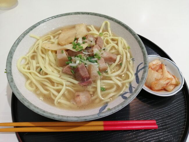 「八重山そば」500円。<br />味噌そばがうまかったのでこちらでは普通の八重山そばを…。<br />キムチ付きです。うまい！<br />https://4travel.jp/dm_shisetsu_tips/14459867