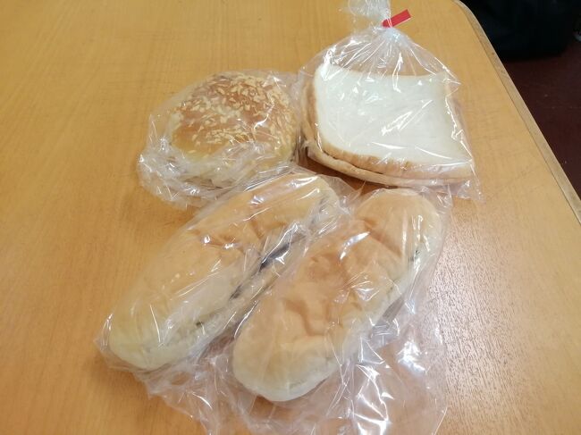 「クッキー&amp;バニラ」シングル120円、「小倉あんとカスタード」ダブル140円、「辛口カレーパン」180円。<br />コッペパンはふわふわでクリームたっぷりです。うまい！<br />パンの耳はサービスでもらえました。<br />https://4travel.jp/dm_shisetsu_tips/14446102