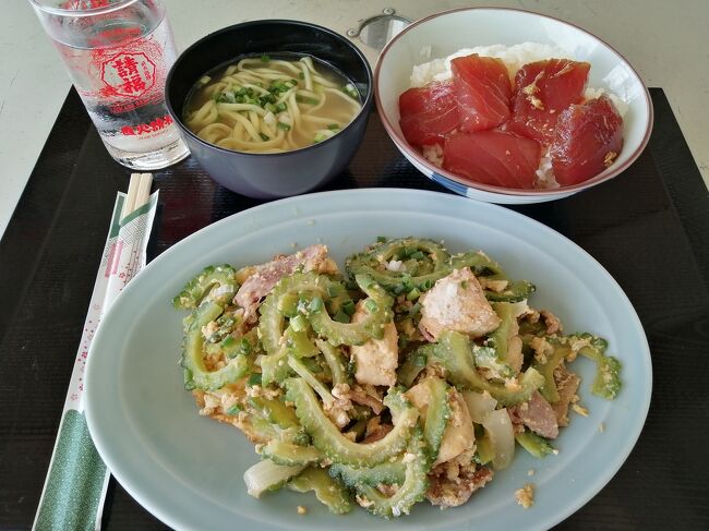 「ゴーヤちゃんぷるー」500円。<br />ご飯の上に乗っている“漬け”はおばちゃんからのサービスです。普段はありません。<br />かなりのボリュームです。お腹超いっぱい。もちろんお味もうまい！<br />https://4travel.jp/dm_shisetsu_tips/14471709