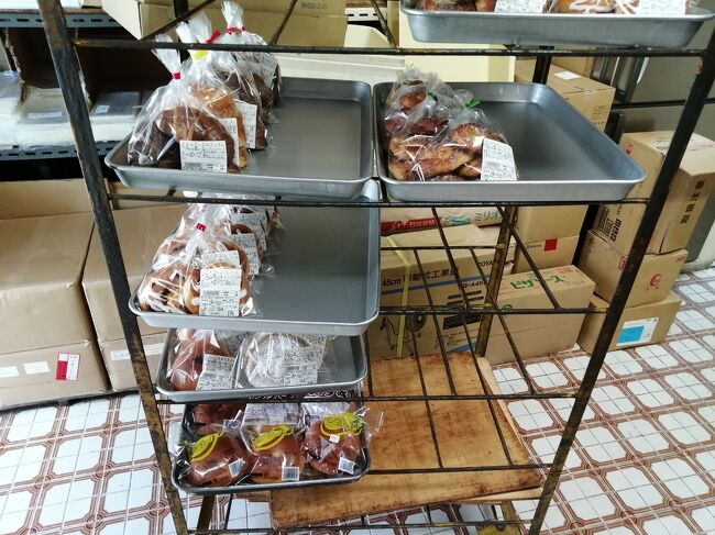 焼き立てのパンが並んでいます。