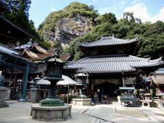 　　　　　階段を上り地蔵堂を抜けると本堂が、、、
　　　　　宝山寺の特徴は、背後にそびえる巨大な崖