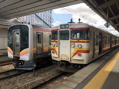 吉田駅からこちらの国鉄115系電車に乗って柏崎まで行きます。
何とも魅力的な風貌。