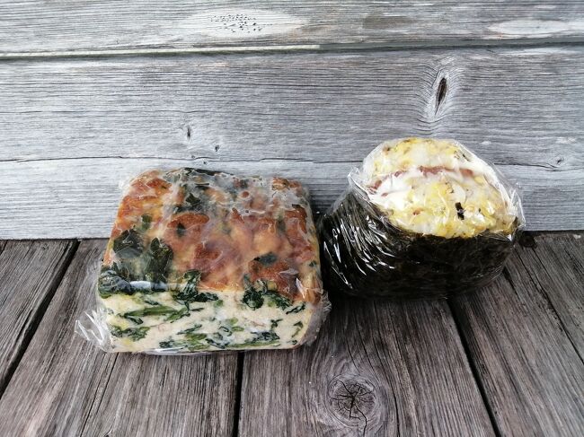 「ハンバーグおにぎり」150円、「ホウレン草のオムレツ(小)」250円<br />オムレツはだし巻き卵のよう。ずっしりで大っきい。うまい！<br />https://4travel.jp/dm_shisetsu_tips/14448957