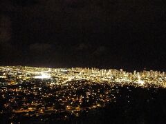 夜はタンタラスの丘・ハワイの夜景ツアーへ
以下ツアー詳細
スーパーマーケットSAFEWAYにてショッピング
→レナーズでマラサダを
→タンタラスの丘