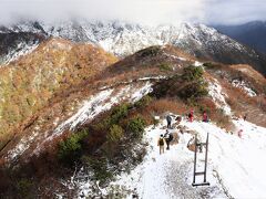 今年の紅葉は長かった夏のせいで、色づきがイマイチなのだが、山に雪が降ったおかげでコントラストがはっきりとして、この時期ならではの景色を楽しめたかな。