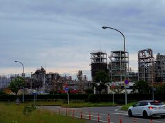 松山空港横には工場萌えスポット。