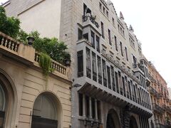 グエル邸　御存じスペインを代表する建築家アントニオ・ガウディが手掛けた建物の1つでガウディのパトロンだったグエルの邸宅として建てられた建物