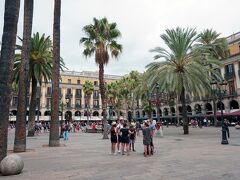レイアル広場　バルセロナで一番有名な広場で四方を13世紀～15世紀に建てられた建物が取り囲む歴史ある広場