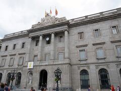 食事を終えてウロウロ再開　こちらは市庁舎　なかなか歴史のありそうな建物ですが裏手に近代的な市庁舎もあったりします　カタルーニャが独立したらやっぱりバルセロナが首都に?
